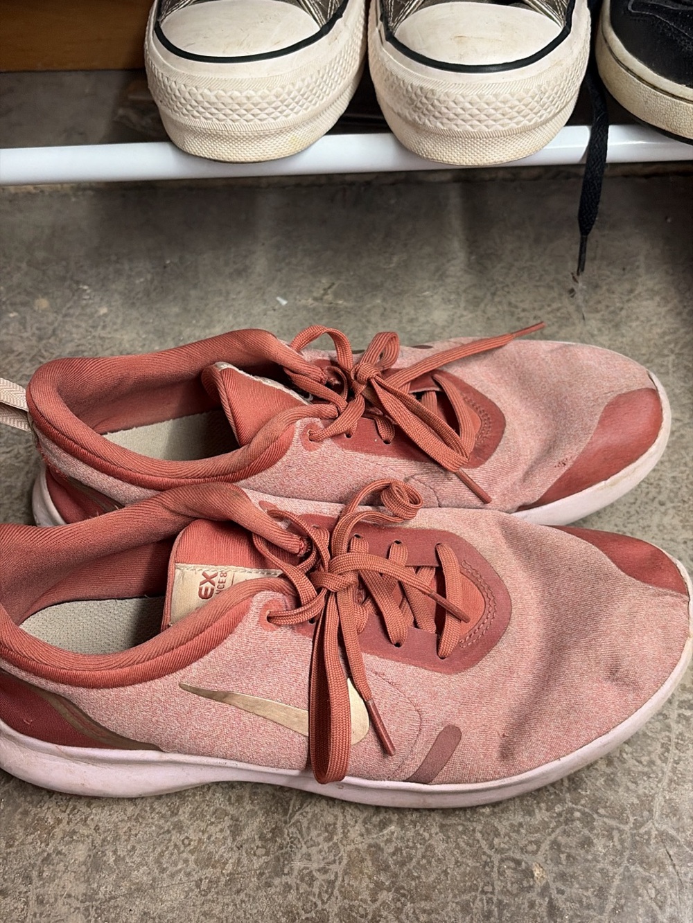 Nike Women’s Coral/Pink Lightweight Athletic Sneakers